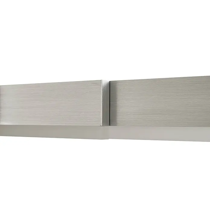 Lucande Pendelleuchte Torven - L x B x H: 121,5 x 5,5 x 8 cm, alu / grau / zink, Metall - Zwei hellgraue, gebürstete Platten, mittig verbunden, mit einem helleren Streifen darunter.