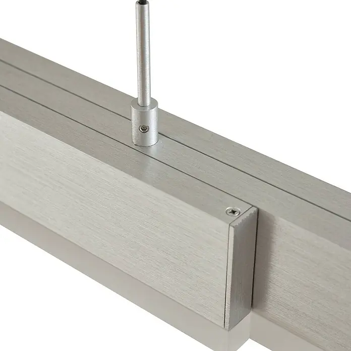 Lucande Pendelleuchte Torven - L x B x H: 121,5 x 5,5 x 8 cm, alu / grau / zink, Metall - Nahaufnahme einer gebürsteten Aluminium-Linearleuchte mit silberner Seilaufhängung.