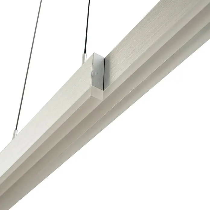 Lucande Pendelleuchte Torven - L x B x H: 121,5 x 5,5 x 8 cm, alu / grau / zink, Metall - Gebürstetes silbernes lineares Pendelleuchtensegment an Kabeln aufgehängt.