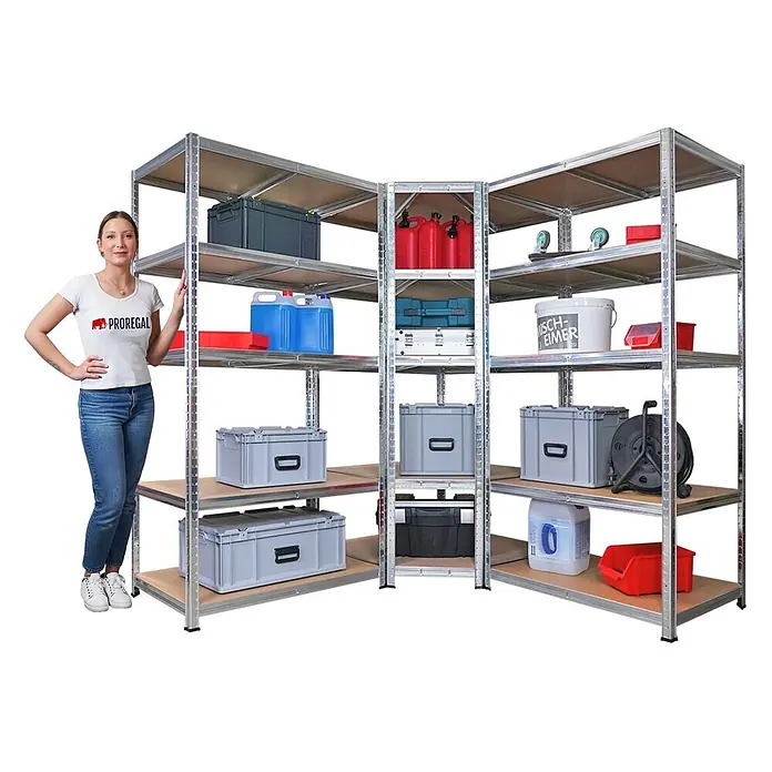 Proregal Eckregal Mega Deal RAGNAR mit 2 Schwerlatregale - H x B x T: 180 x 180 x 60 cm, Traglast pro Boden: 175 kg, Anzahl Böden: 5 Stk., Stecken, Verzinkt - Großes, eckförmiges Metallregal mit Holzregalböden, beladen mit verschiedenen Lagerboxen und Behältern, eine Frau steht daneben als Größenvergleich.
