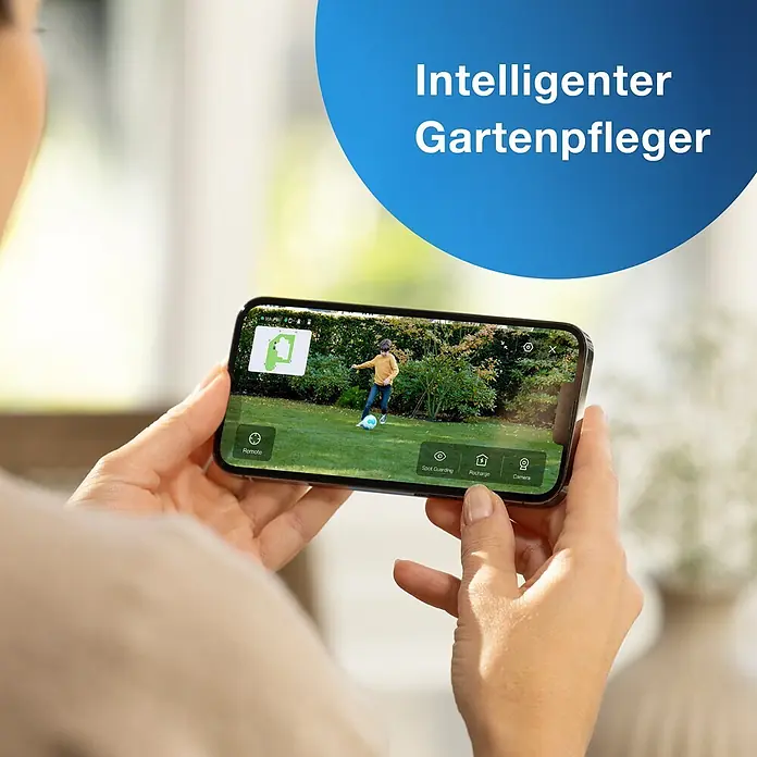 Ecovacs Mähroboter GOAT G1-800 Grey - 160 m², Schnittbreite: 22 cm, Kamera-gestützte Navigation - Person hält Smartphone mit App für intelligente Gartenüberwachung. Zu sehen ist ein Kind beim Fußballspielen im Garten. Text: Intelligenter Gartenpfleger.
