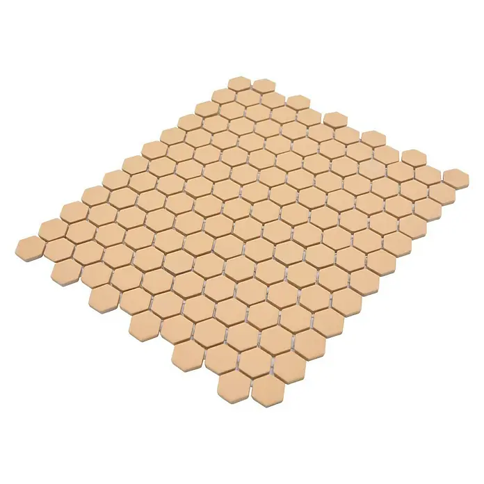 Mosaikfliese Hexagon Uni HX AT27 - 26 x 30 cm, Orange, Matt - Nahaufnahme von sechseckigen Mosaikfliesen in einem hellen, pfirsichfarbenen Farbton, die ein schönes und modernes Designelement darstellen.