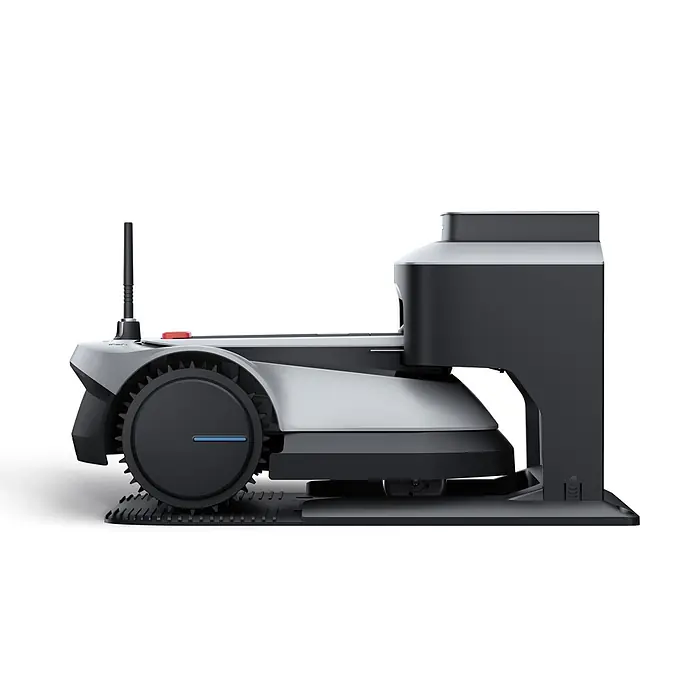 Ecovacs Mähroboter GOAT G1-800 Grey - 160 m², Schnittbreite: 22 cm, Kamera-gestützte Navigation - Seitenansicht eines grau-schwarzen Mähroboters in seiner Ladestation, mit Antenne und großen profilierten Rädern.