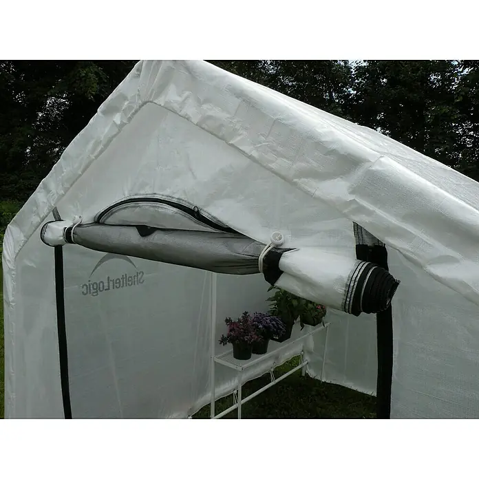 ShelterLogic Folien-Gewächshaus - 240 x 180 x 200 cm, Aluminium - Nahaufnahme eines ShelterLogic-Gewächshauses mit offenem Fenster und sichtbarem Pflanzenregal.
