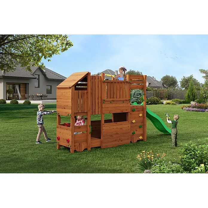 Funky Combo Kinderspielturm Camper - L x B x H: 470 x 80 x 223 cm, Braun - Hölzernes Spielhaus mit grüner Rutsche im Garten. Kinder spielen auf der mehrstöckigen Konstruktion aus braunem Holz.