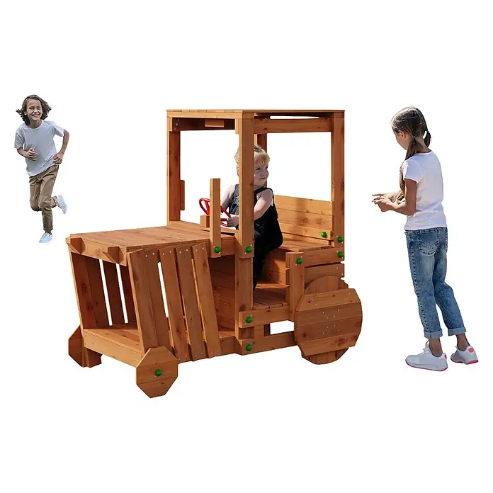 Funky Combo Spielhaus Traktor - L x B x H: 168 x 94 x 155 cm, Braun - Hölzernes Spielfahrzeug in Naturholzoptik, mit drei Kindern, die um und in der Struktur spielen.