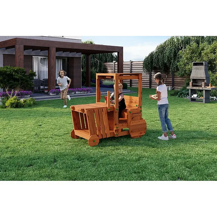 Funky Combo Spielhaus Traktor - L x B x H: 168 x 94 x 155 cm, Braun - Spieltraktor aus Holz in Naturholzoptik, von Kindern in einem sonnigen Garten bespielt.