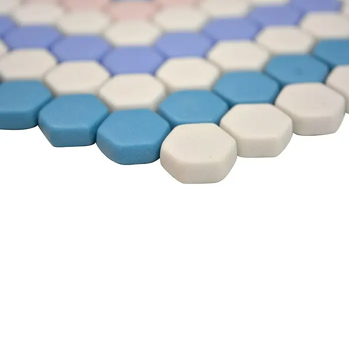 Mosaikfliese Hexagon CUBA HX9M - 18 x 17,8 cm, Blau/Rosa/Weiß, Matt - Nahaufnahme von sechseckigen Schaumstofffliesen in Weiß-, Blau- und Rosatönen, die sich ideal für eine sichere und stilvolle Badumgebung eignen.