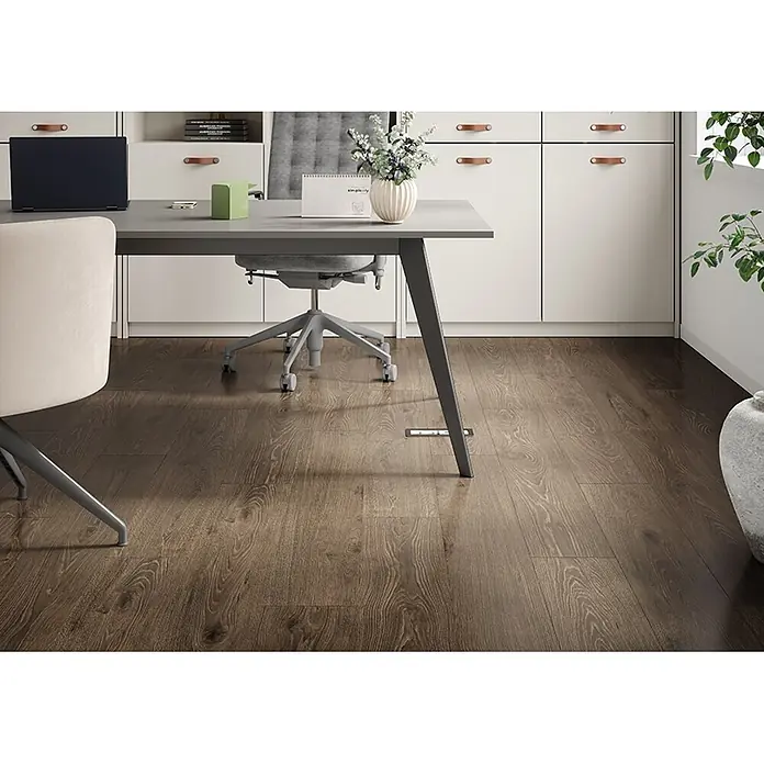 Krono Original Laminat Atlantic 8 - Dark Montanara Oak, Landhausdiele, 1.288 x 195 x 8 mm - Dunkelbrauner Holzboden mit natürlicher Maserung in einer Büroumgebung.