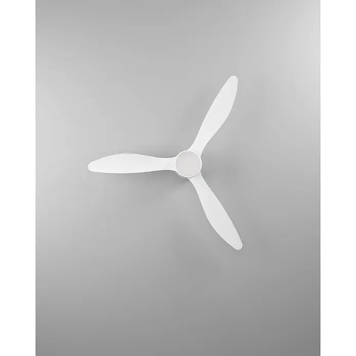 Eglo Deckenventilator Baracarès - 32 W, Durchmesser: 132 cm, Weiß, Mit Leuchtmittel, LED - Weißer Deckenventilator mit drei Flügeln und hellgrauem Mittelteil, von unten gesehen.