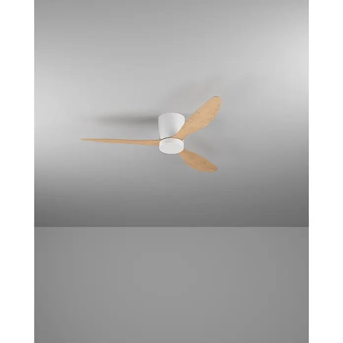 Eglo Deckenventilator Baracarès - 32 W, Durchmesser: 132 cm, Weiß, Eiche, Mit Leuchtmittel, LED - Weißer Deckenventilator mit drei hellen Holzflügeln, an der Decke montiert.