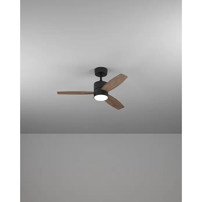 Eglo Deckenventilator MANDAREE - Durchmesser: 106 cm, schwarz / Walnuss, Mit Leuchtmittel, LED - Schwarzer Deckenventilator mit drei Holzflügeln und integriertem Licht.