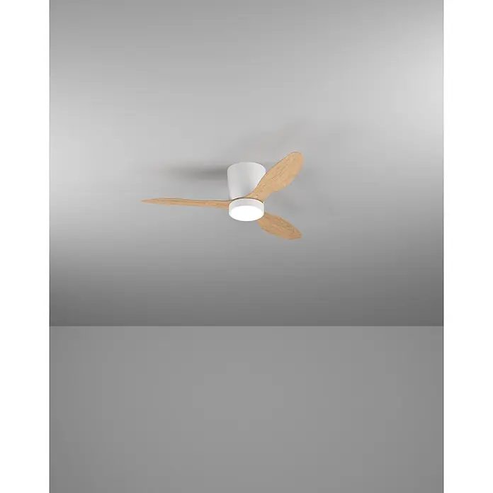 Eglo Deckenventilator Baracarès - Weiß, Eiche, 106 cm - Moderner weißer Deckenventilator mit drei hellen Holzflügeln und integriertem LED-Licht.