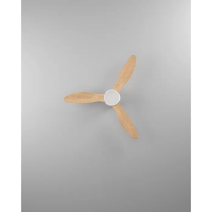 Eglo Deckenventilator Baracarès - Weiß, Eiche, 106 cm - Deckenventilator mit drei hellen Holzflügeln und einem weißen Mittelgehäuse.