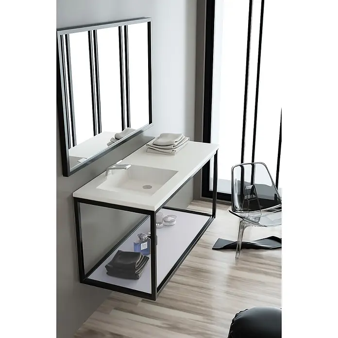 Lavabo Grecia - 120 x 46 cm, Con esmalte antibacteriano, Blanco - Elegante mueble de baño blanco con lavabo integrado, marco negro y estante abierto para toallas y artículos de tocador. Un espejo a juego encima.