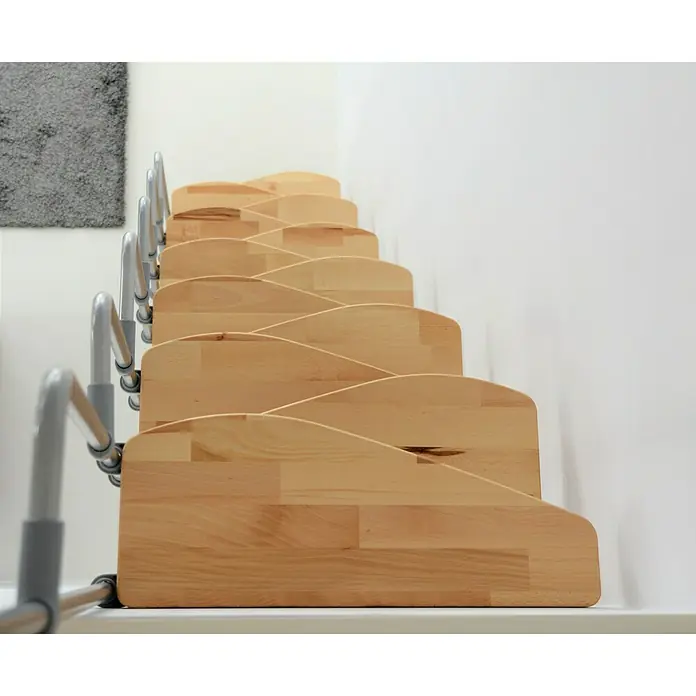 Minka Raumspartreppe Monaco - Breite: 60 cm, Grau, Farbe Stufen: Buche Natur, Geschosshöhe: 294 cm - Detailaufnahme einer modernen Holztreppe mit Metallgeländer, die ein stilvolles und platzsparendes Design für den Innenbereich zeigt.