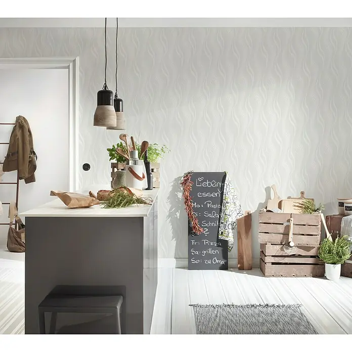 A.S. Création Avenzio 4 Vliestapete - Weiß, Grafisch, 10,05 x 0,53 m - Einladende Küche mit einer Kreidetafel, auf der die Menüs der Woche stehen, und Pendelleuchten über einer Kücheninsel.