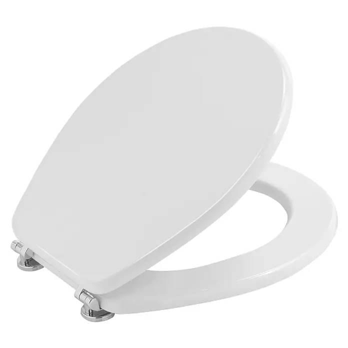 Kiamami Valentina WC-Sitz - Weiß - Weißer Toilettensitz mit Deckel, teilweise geöffnet, mit Chromscharnieren.
