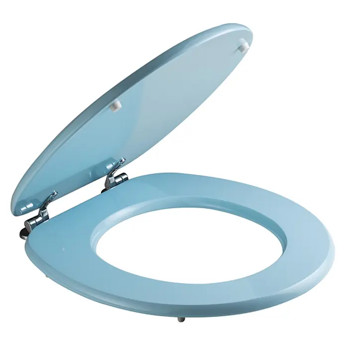 Kiamami Valentina WC-Sitz - Hellblau - Hellblauer Toilettensitz mit Deckel und Chromscharnieren. Der Deckel ist geöffnet.