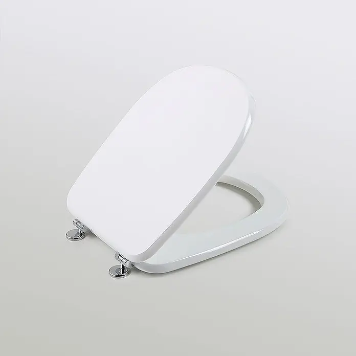 Kiamami Valentina WC-Sitz - Weiß - Weiße Toilettenbrille mit Chromscharnieren, teilweise geöffnet dargestellt.