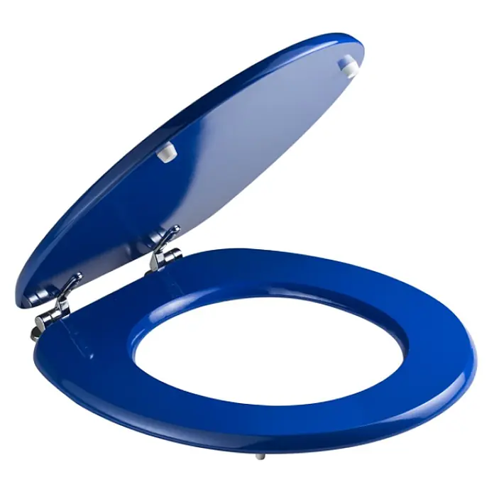 Kiamami Valentina WC-Sitz - Blau - Glänzender blauer Toilettensitz mit geöffnetem Deckel und Chromscharnieren.