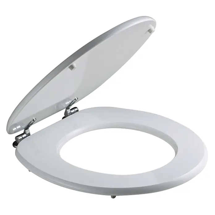 Kiamami Valentina WC-Sitz - Weiß - Weißer Toilettensitz und Deckel mit Chromscharnieren, teilweise geöffnet.