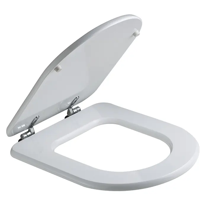 Kiamami Valentina WC-Sitz - Weiß - Weißer D-förmiger WC-Sitz mit glänzender Oberfläche und Chrom-Soft-Close-Scharnieren, mit geöffnetem Deckel.