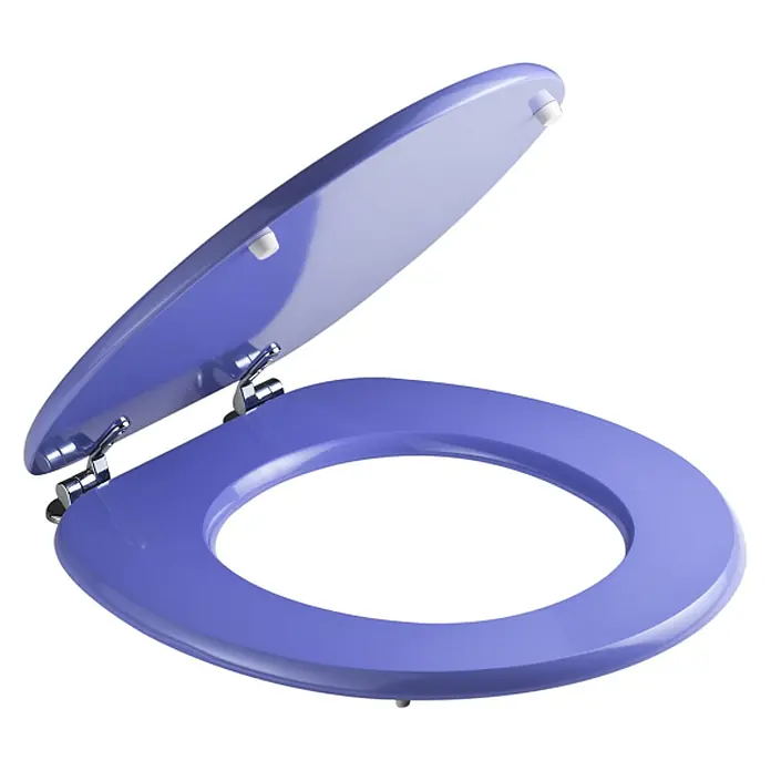 Kiamami Valentina WC-Sitz - Violett - Lila Toilettensitz mit geöffnetem Deckel, verchromte Scharniere sichtbar.