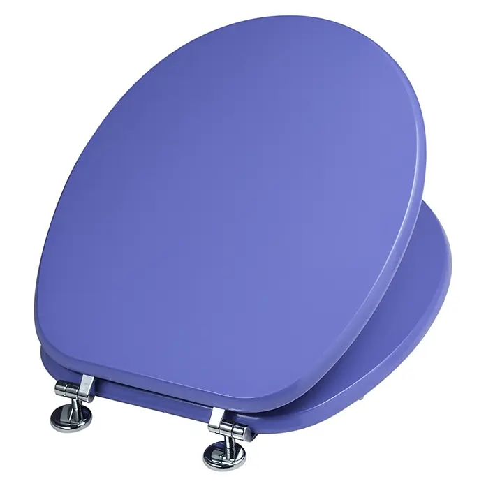 Kiamami Valentina WC-Sitz - Violett - Lila Toilettensitz mit Chromscharnieren, leicht geöffnet, Deckel und Ring zeigend.