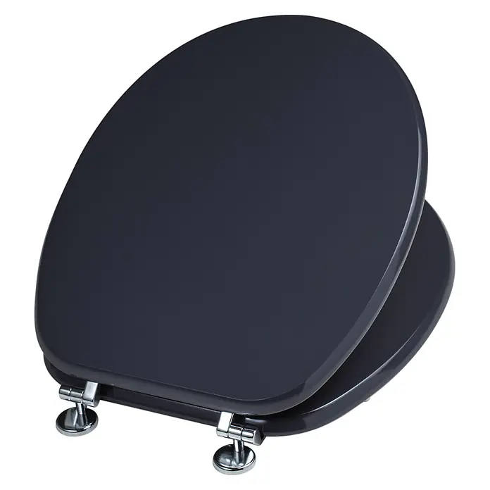Kiamami Valentina WC-Sitz - Grau - Geschlossener schwarzer Toilettensitz mit Chromscharnieren.