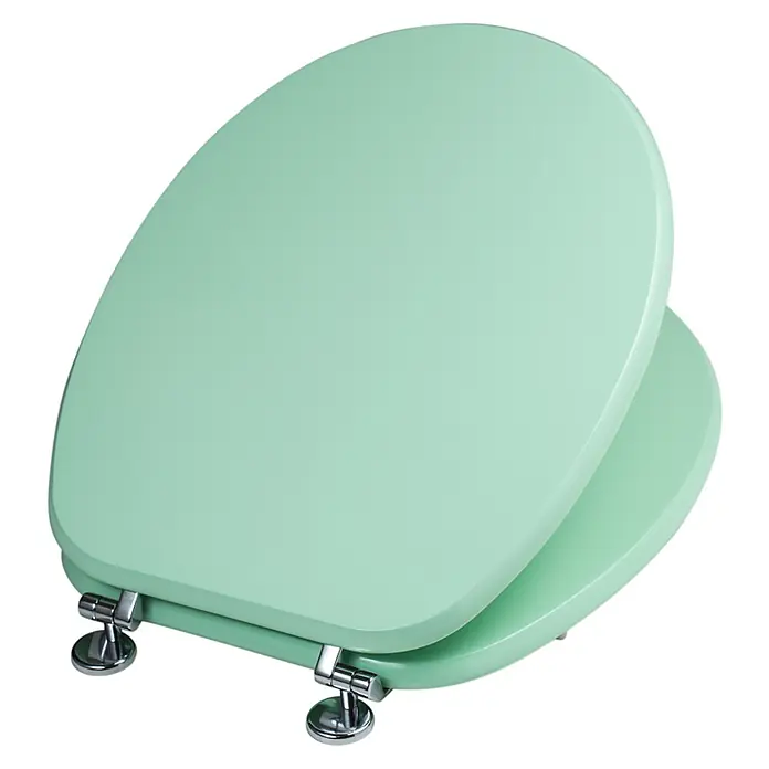 Kiamami Valentina WC-Sitz - Grün - Mintgrüner Toilettensitz mit Chromscharnieren, Deckel leicht geöffnet.