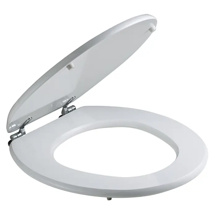 Kiamami Valentina WC-Sitz - Weiß - Weißer Toilettensitz und -deckel, teilweise geöffnet, mit Chromscharnieren.
