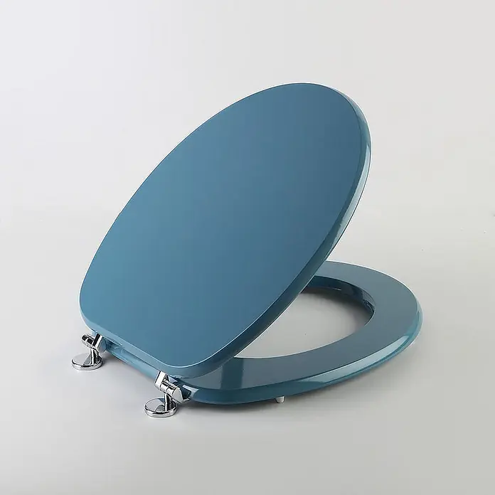 Kiamami Valentina WC-Sitz - Blau - Glänzender blauer Toilettensitz mit teilweise geöffnetem Deckel, der Chromscharniere zeigt.