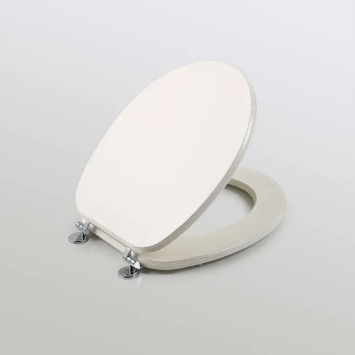 Kiamami Valentina WC-Sitz - Weiß - Weißer Toilettensitz aus Holz mit Chromscharnieren, Deckel leicht geöffnet.