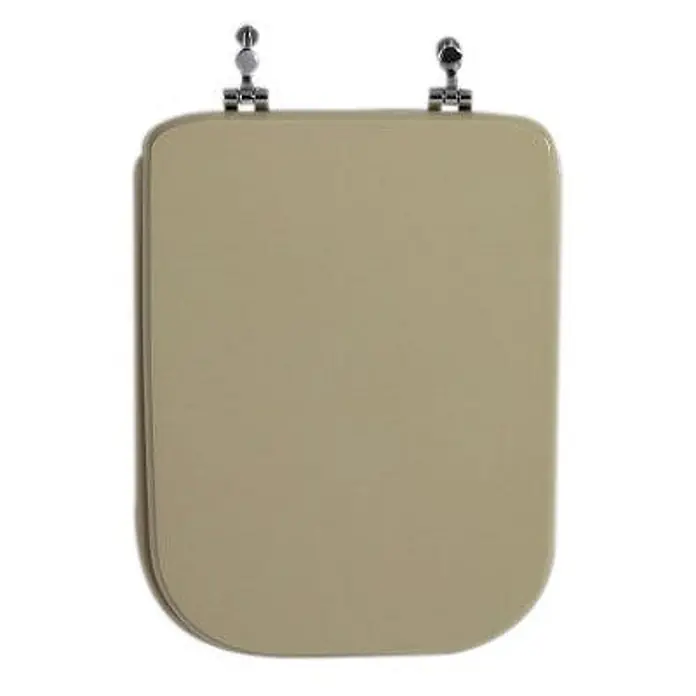 Kiamami Valentina WC-Sitz - Beige - Geschlossener beiger Toilettensitz mit silbernen Scharnieren.