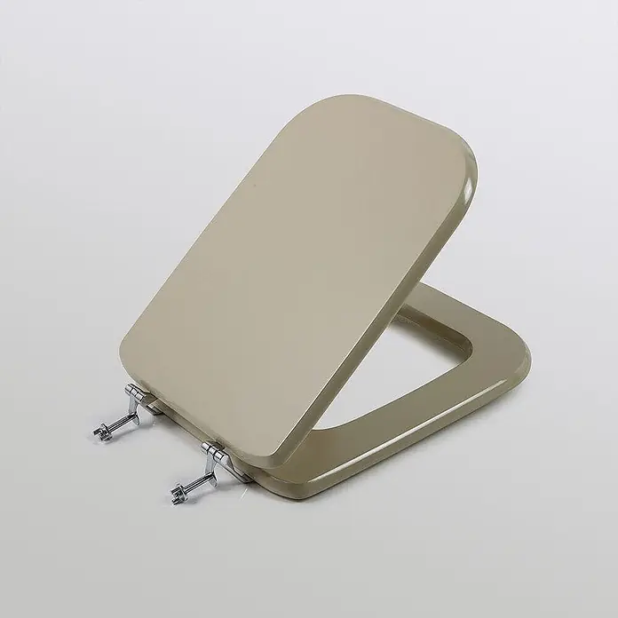 Kiamami Valentina WC-Sitz - Beige - Beigefarbener, glänzender Toilettensitz und Deckel offen gezeigt, mit sichtbaren Chromscharnieren.