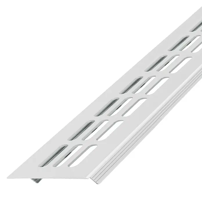 Lüftungsgitter - B x H: 60 x 13,5 mm, Aluminium, Weiß - Nahaufnahme einer weißen Lüftungsleiste mit länglichen Schlitzen, die für eine moderne und diskrete Belüftung sorgt.