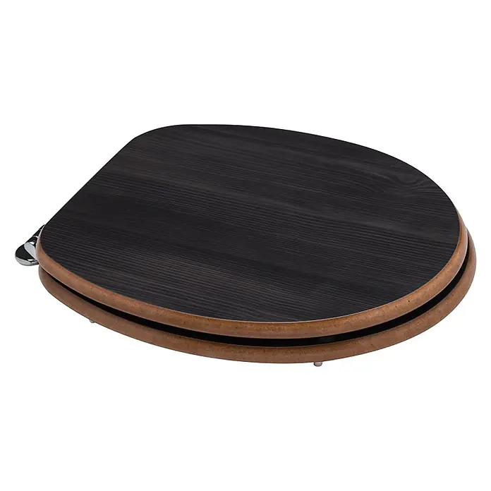 Kiamami Valentina WC-Sitz - Holz dunkel - Dunkler Toilettensitz mit Holzmaserung, braunen Kanten und Chromscharnieren, heruntergeklappt.