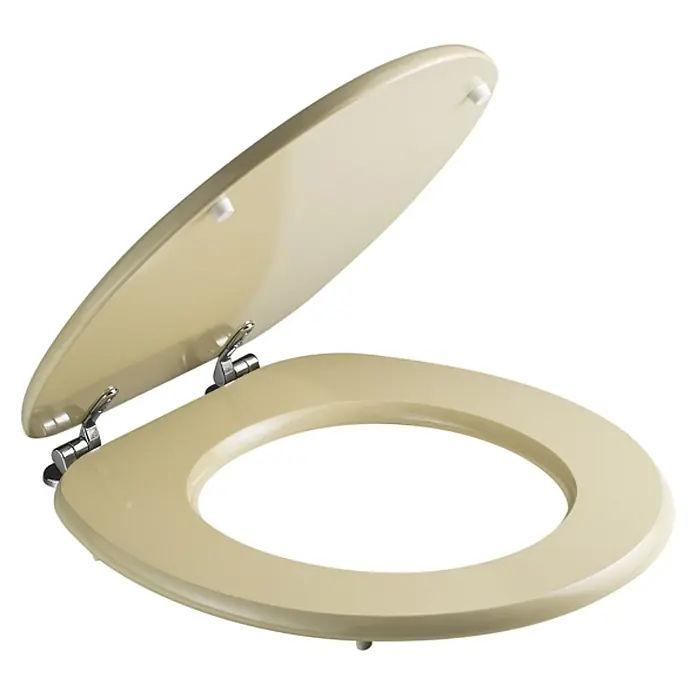 Kiamami Valentina WC-Sitz - Beige - Beigefarbener Toilettensitz mit geöffnetem Deckel und Metallscharnieren.