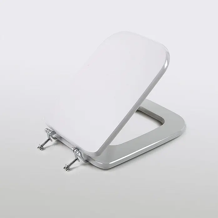 Kiamami Valentina WC-Sitz - Grau - Weißer Toilettensitz und Deckel in geöffneter Position, mit grauem Unterteil und Chromscharnieren.