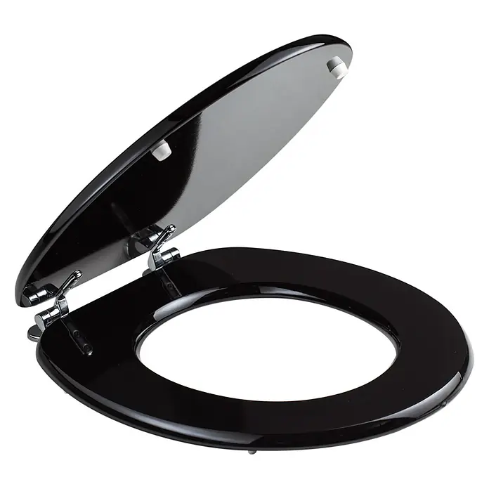 Kiamami Valentina WC-Sitz - Schwarz - Glänzender schwarzer Toilettensitz mit offenem Deckel, Chromscharnieren und weißen Puffern.