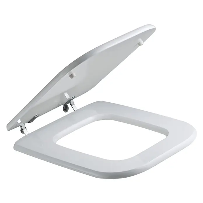 Kiamami Valentina WC-Sitz - Weiß - Weißer, glänzender quadratischer Toilettensitz, geöffnet, um Deckel, Sitz, Metallscharniere und Kunststoffpuffer zu zeigen.