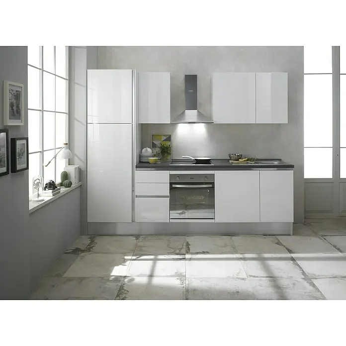 Marinelli Cucine Vormontierte Küchenzeile Giulia - Breite: 275 cm, Weiß, Mit Elektrogeräten, Dekor Arbeitsplatte: Marmoroptik, Spüle rechts - Helle Küche mit weißen Schränken, Dunstabzugshaube und grauem Boden, die ein modernes und minimalistisches Design zeigt.