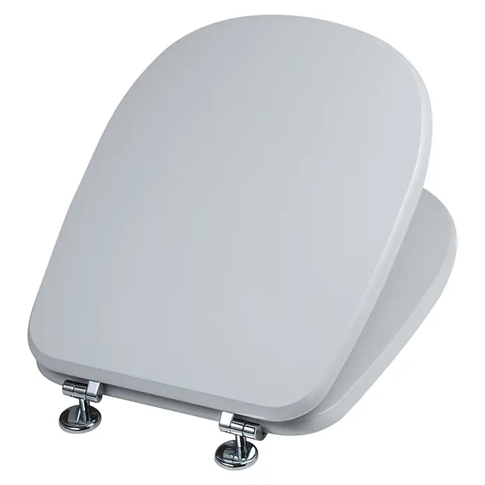 Kiamami Valentina WC-Sitz - Grau - Hellgrauer WC-Sitz mit Chromscharnieren und leicht geöffnetem Deckel.