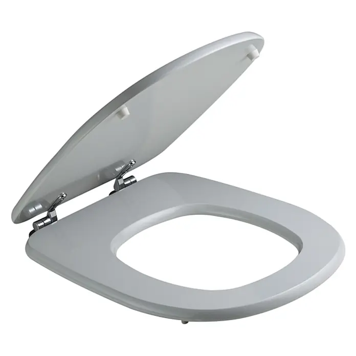 Kiamami Valentina WC-Sitz - Grau - Hellgrauer, quadratischer Toilettensitz mit geöffnetem Deckel und Chromscharnieren.