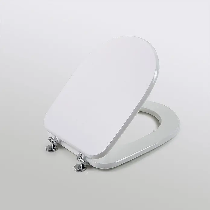 Kiamami Valentina WC-Sitz - Weiß - Weißer Toilettensitz und -deckel, teilweise geöffnet, mit Chromscharnieren.