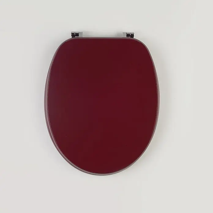 Kiamami Valentina WC-Sitz - Rot - Glänzender dunkelroter Toilettensitz mit Chromscharnieren, von oben gesehen.