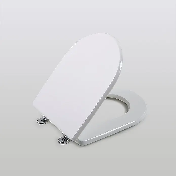 Kiamami Valentina WC-Sitz - Weiß - Weißer D-förmiger Toilettensitz mit geöffnetem Deckel und Chromscharnieren.