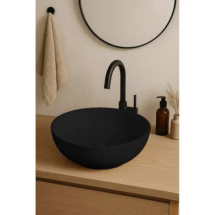 Lavabo de sobremesa Urano - 40 x 40 cm, Sin esmalte especial, Sin desbordamiento, Negro - Lavabo de encimera redondo negro mate con grifo negro sobre un mueble de madera.
