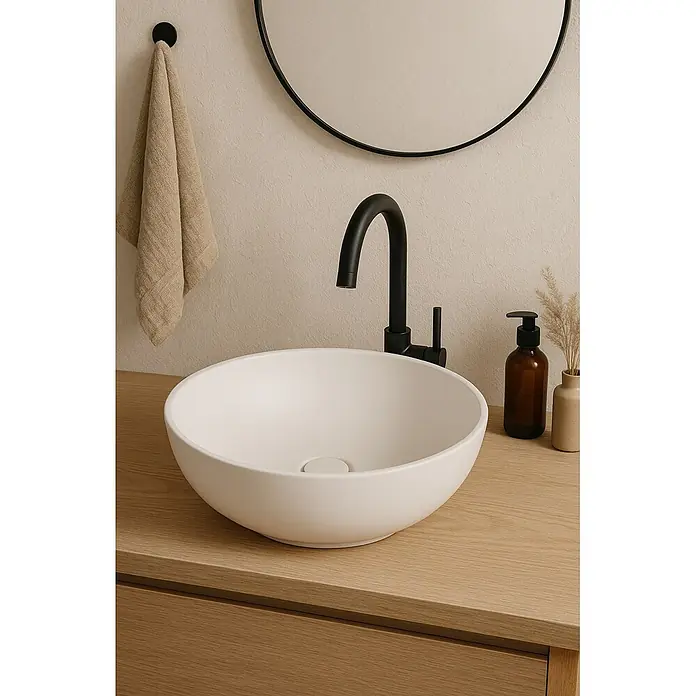 Lavabo de sobremesa Urano - 40 x 40 cm, Sin esmalte especial, Sin desbordamiento, Blanco - Lavabo redondo blanco con grifo negro mate sobre mueble de madera clara, junto a espejo y toalla.